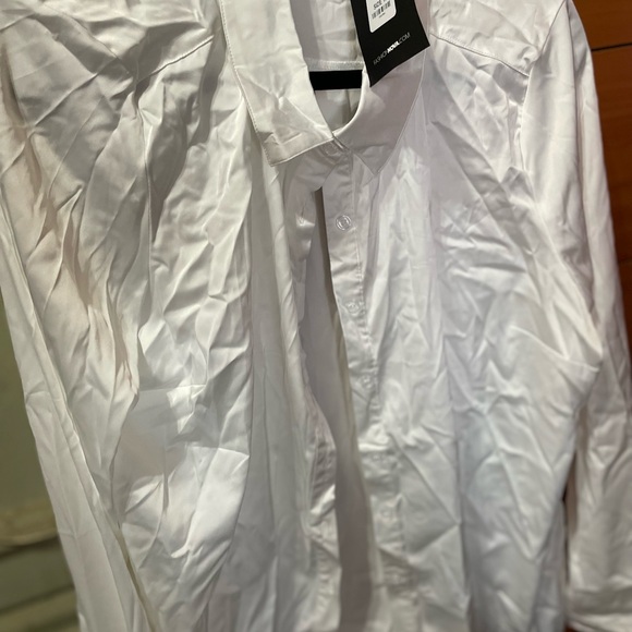 A satin blouse. - Picture 4 of 8